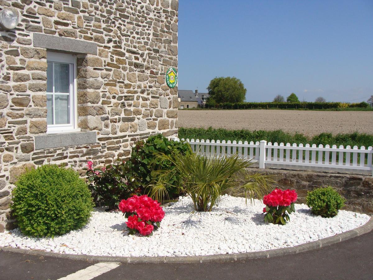 Chambres D'Hotes Le Petit Angle Saint-Broladre Exterior photo